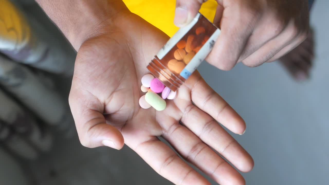 persona que toma pastillas