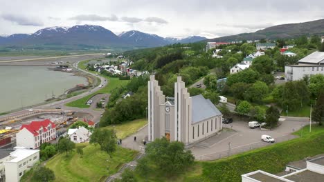 islandia iglesia luterana de akureyi con video de drones moviéndose