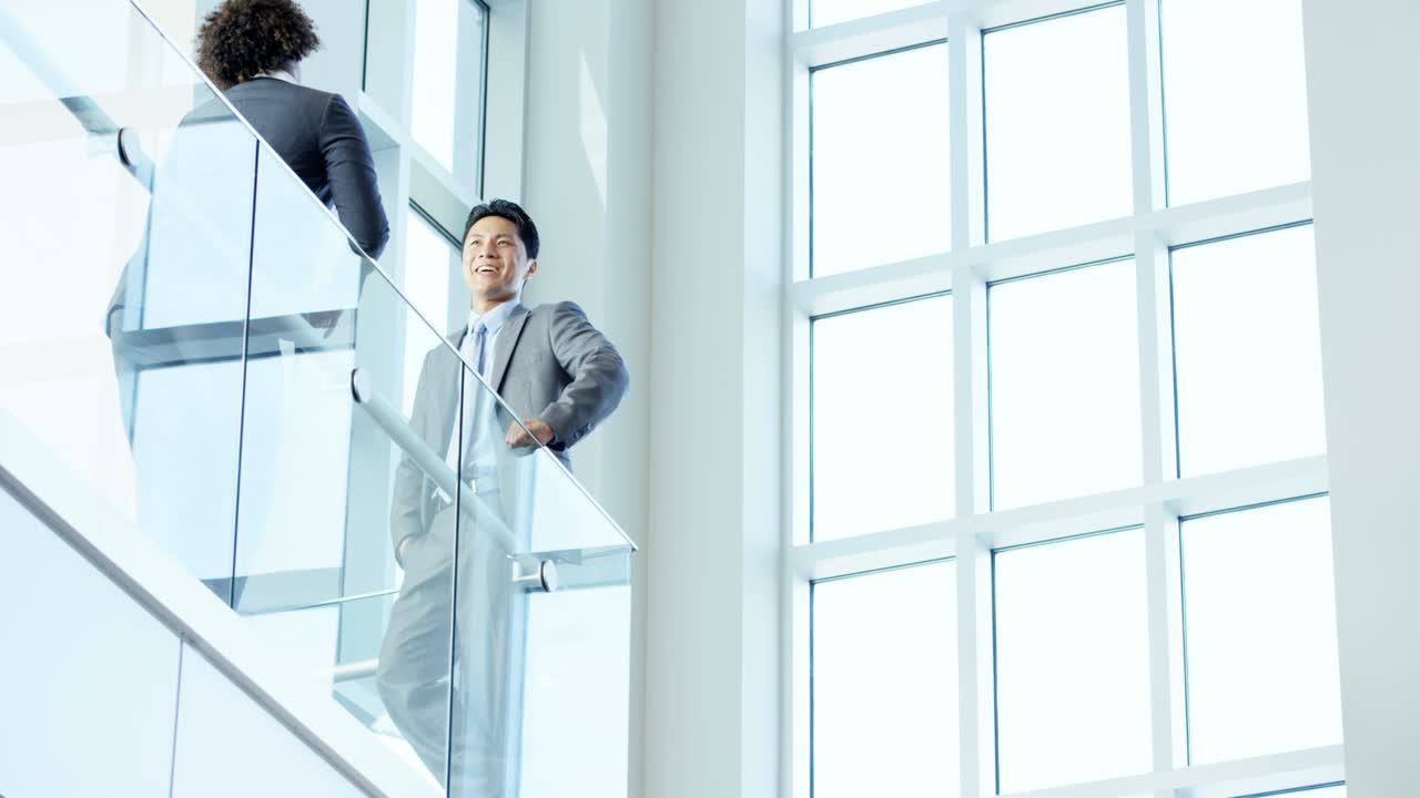 다민족 남녀 부동산 컨설턴트 팀 회의