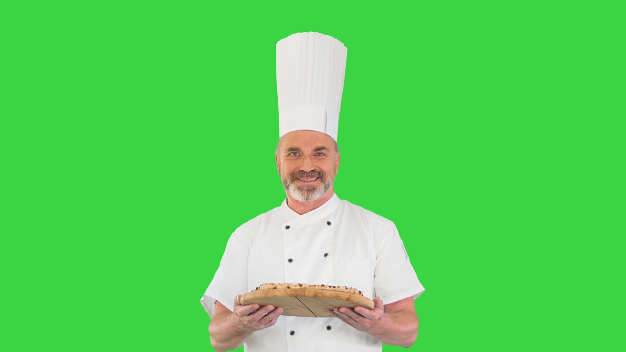 Cuoco anziano con una pizza in mano che cammina su sfondo verde, Chroma Key
