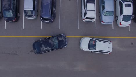 dos autos tratando de entrar en el mismo lugar de estacionamiento, dron de 4k directo por encima
