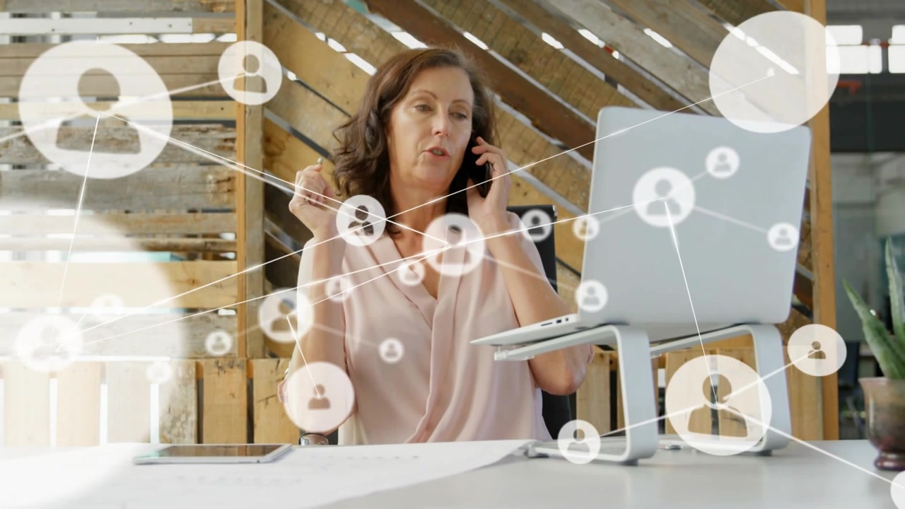 Donna al telefono con laptop, icone utente che avviano una chiamata che si espandono e si sovrappongono al laptop, connettendo gli utenti