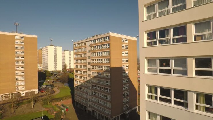 Vista aérea de edifícios altos, apartamentos construídos na cidade de Stoke on Trent para acomodar a população crescente, crise de habitação social, habitação para imigrantes