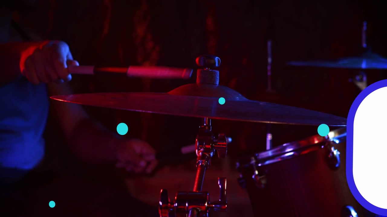 Batterista che colpisce un piatto in un club rosso-blu, inviando bolle sociali che scorrono e si impilano, stimolando l'engagement.