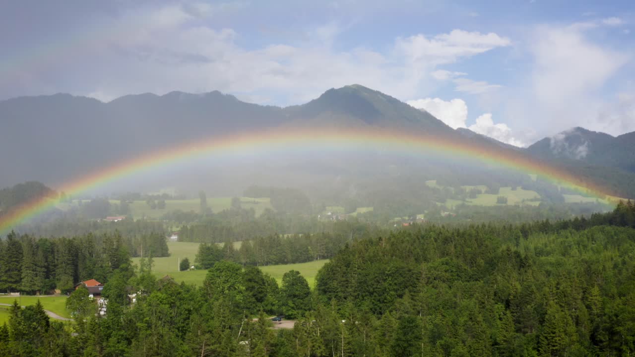 rayas coloridas de un hermoso arco iris en un maravilloso paisaje montañoso