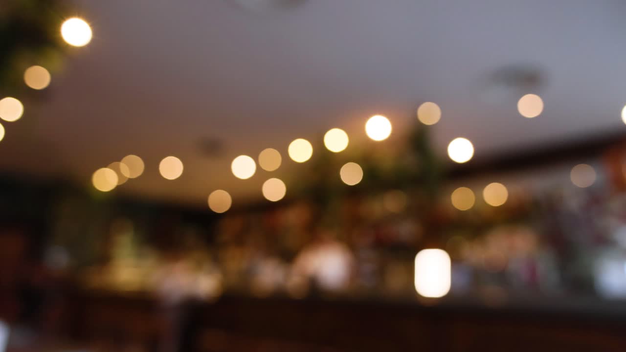 luces borrosas en un acogedor café italiano