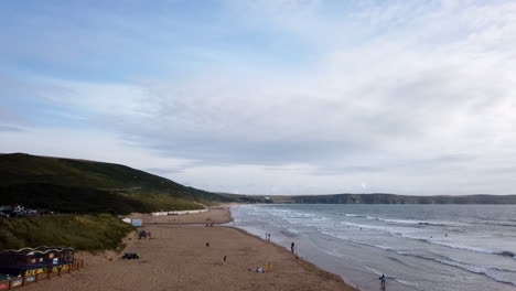 Zeitraffer-Von-Wellen,-Die-Sich-Bei-Sonnenuntergang-An-Einem-Sandstrand-Brechen