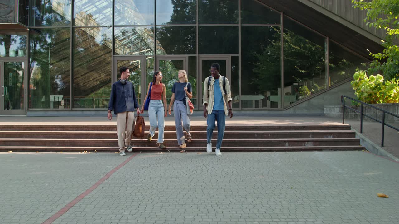 캠퍼스에서 이야기하는 학생들