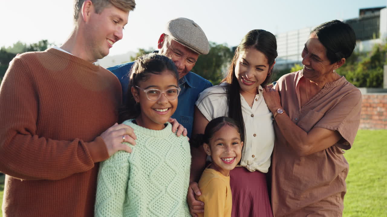 gran familia, retrato feliz