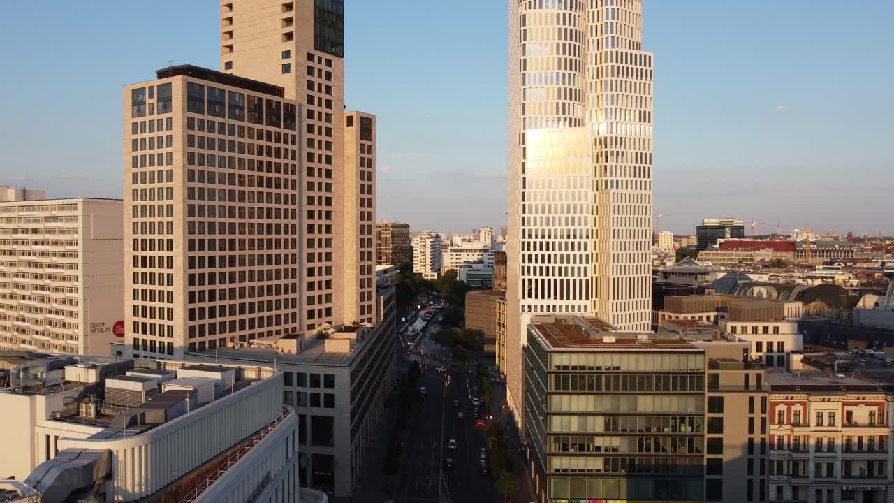 el sol brilla en colores cálidos en la fachada de los rascacielos