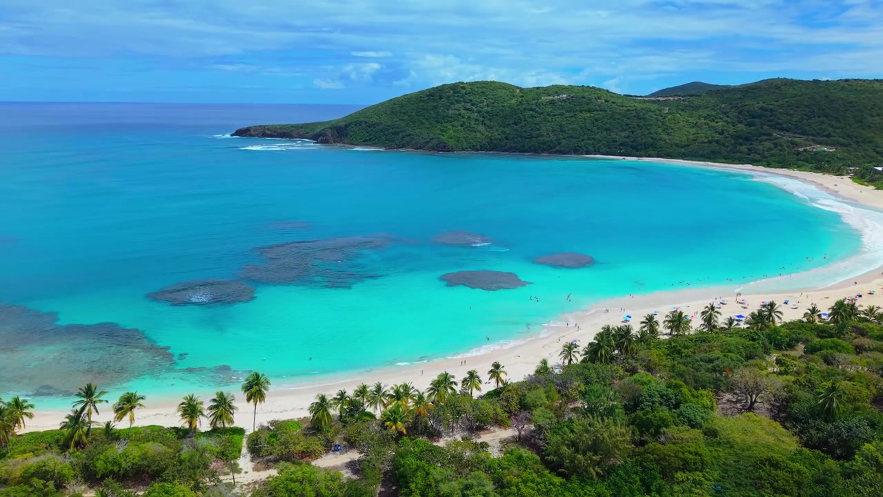 Orbita aerea panoramica della spiaggia tropicale dell'isola di Culebra a Porto Rico