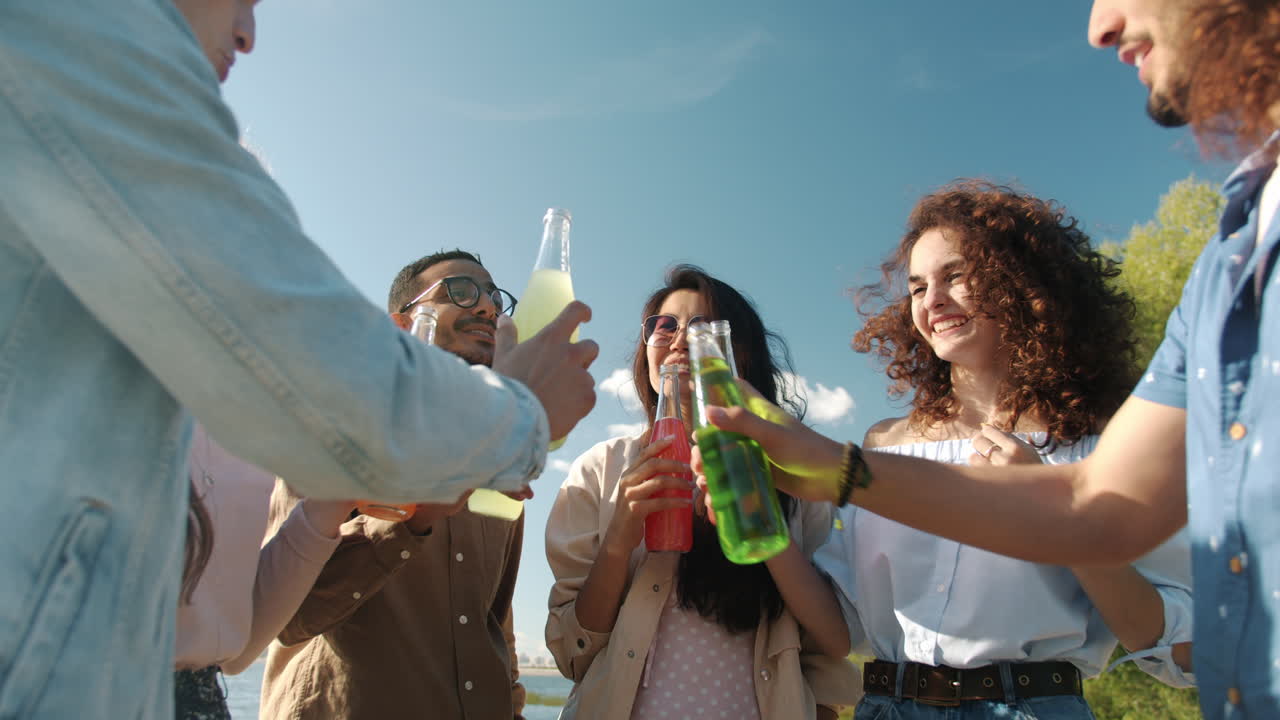amigos celebrando al aire libre