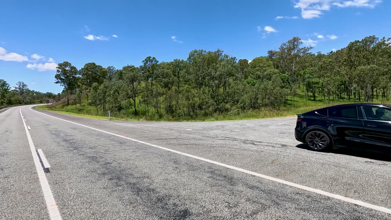 황폐 한 도로 에 있는 검은색 전기 차량