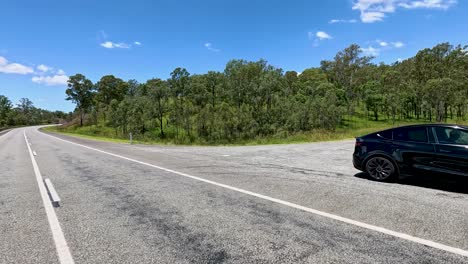 un vehículo eléctrico negro en una carretera desierta
