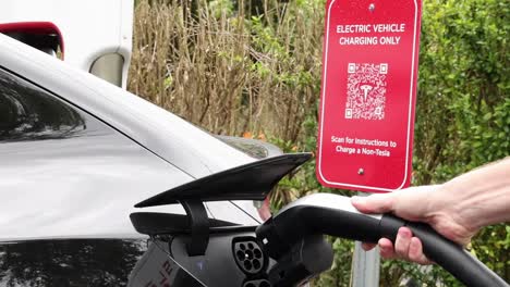 secuencia de carga de un coche tesla en una estación