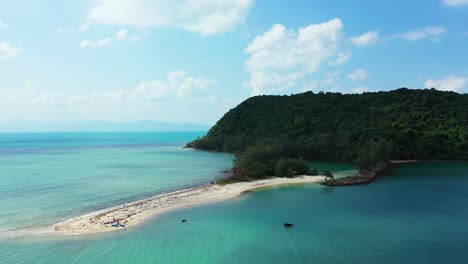 Vista-Aérea-De-Un-Pequeño-Cayo-Deshabitado-Con-Un-Bosque-Exótico-Natural-Preservado-En-Un-Día-Soleado-De-Verano