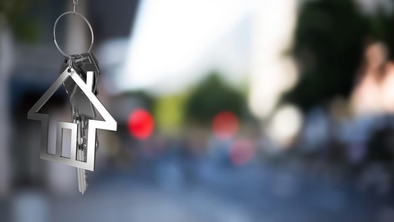 animación de llaves de casa plateadas colgantes contra la vista borrosa del tráfico de la ciudad con espacio de copia