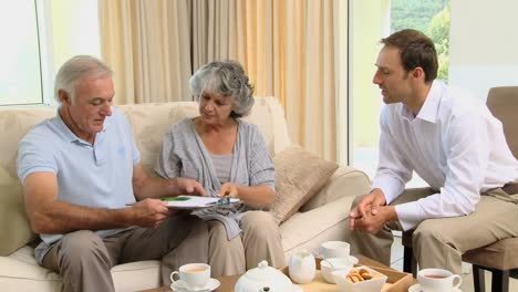 Pareja-De-Ancianos-Hablando-Con-Un-Vendedor