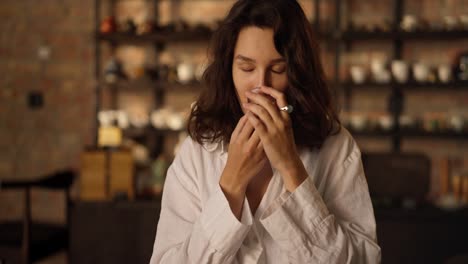 mujer bebiendo té y disfrutando de un momento de relajación