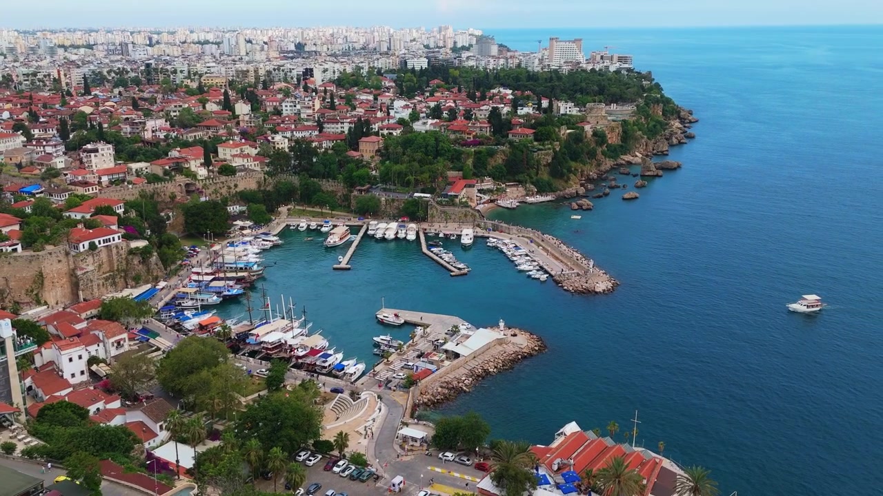 Antalya Turchia Ripresa aerea con drone (dolly) Porto storico Marina Costa Paesaggio mediterraneo Vista urbana