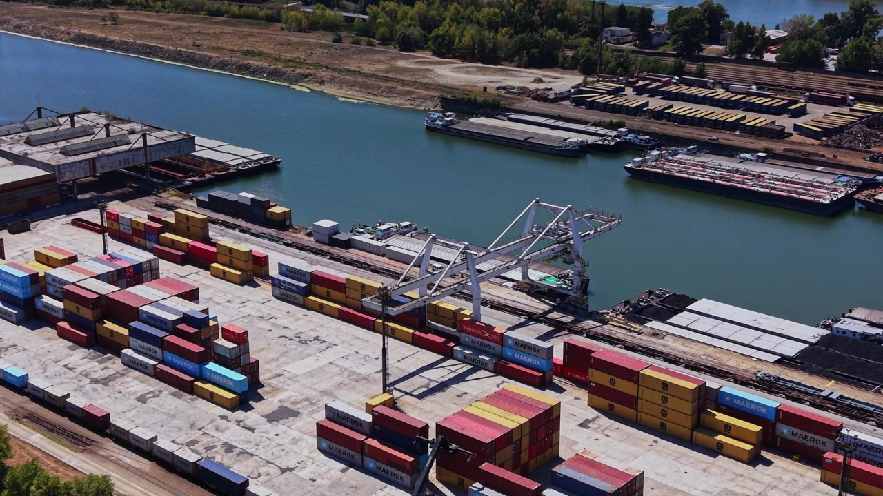 Containere opstillet i en flodhavn på en solrig efterårsdag