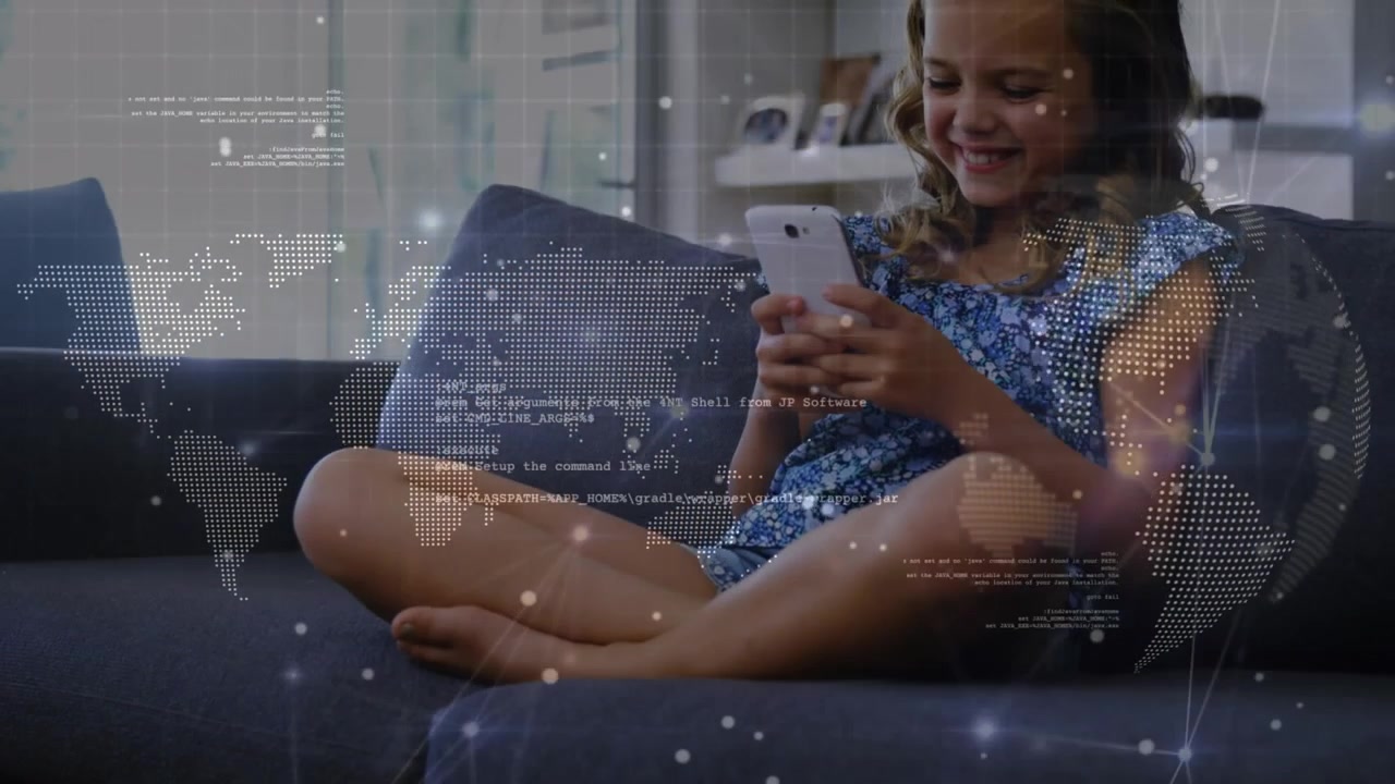 Una ragazza sta usando il suo cellulare nel soggiorno.