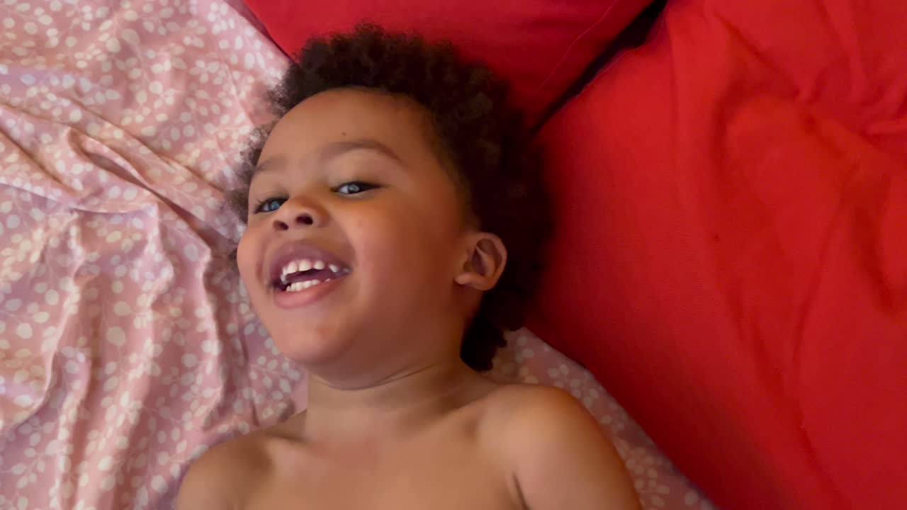 экзотический и очаровательный африканский европейский двухлетний ребенок смеется, играя с папой