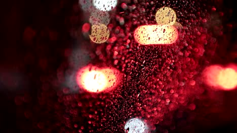 gotas de lluvia en el vidrio por la noche