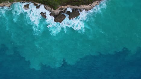 Capas-Texturizadas-De-Azul-Profundo-A-Verde-Y-Encalado-A-Lo-Largo-De-La-Costa-Irregular-De-La-Isla-Tropical