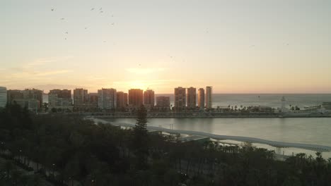 vista aérea que muestra la silueta de apartamentos de gran altura durante la hermosa puesta de sol en el fondo