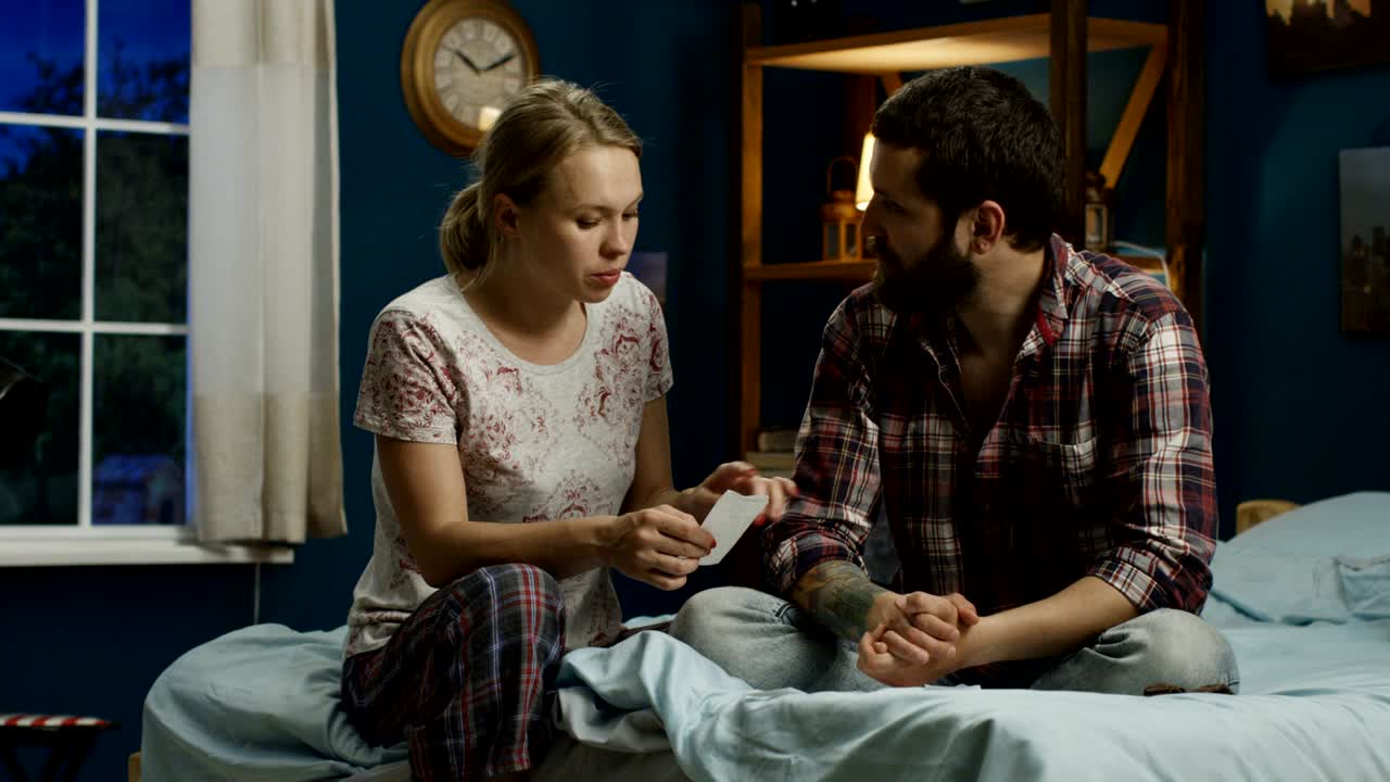 아파트에 대한 돈을 계산하는 부부의 피로