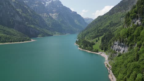 Vista-De-La-Orilla-Del-Lago-Klöntalersee-Cantón-De-Glarus,-Suiza