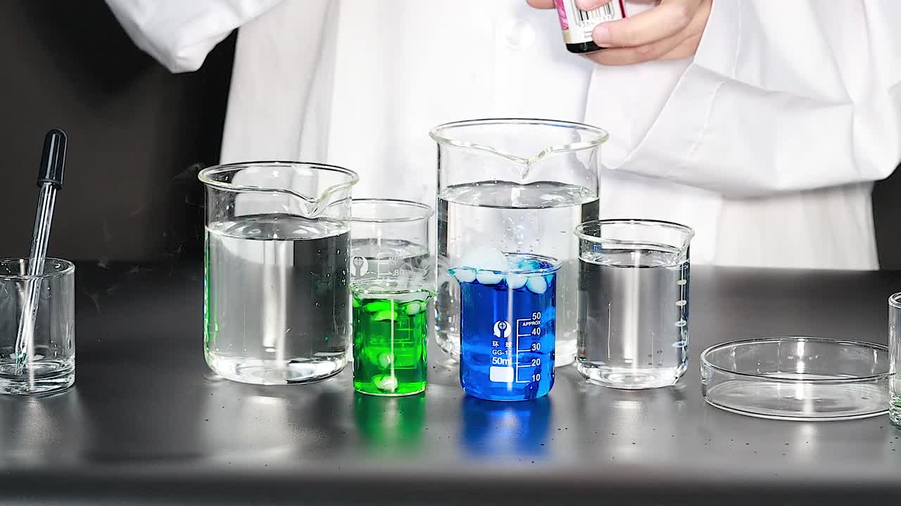 experimento científico con líquidos de colores