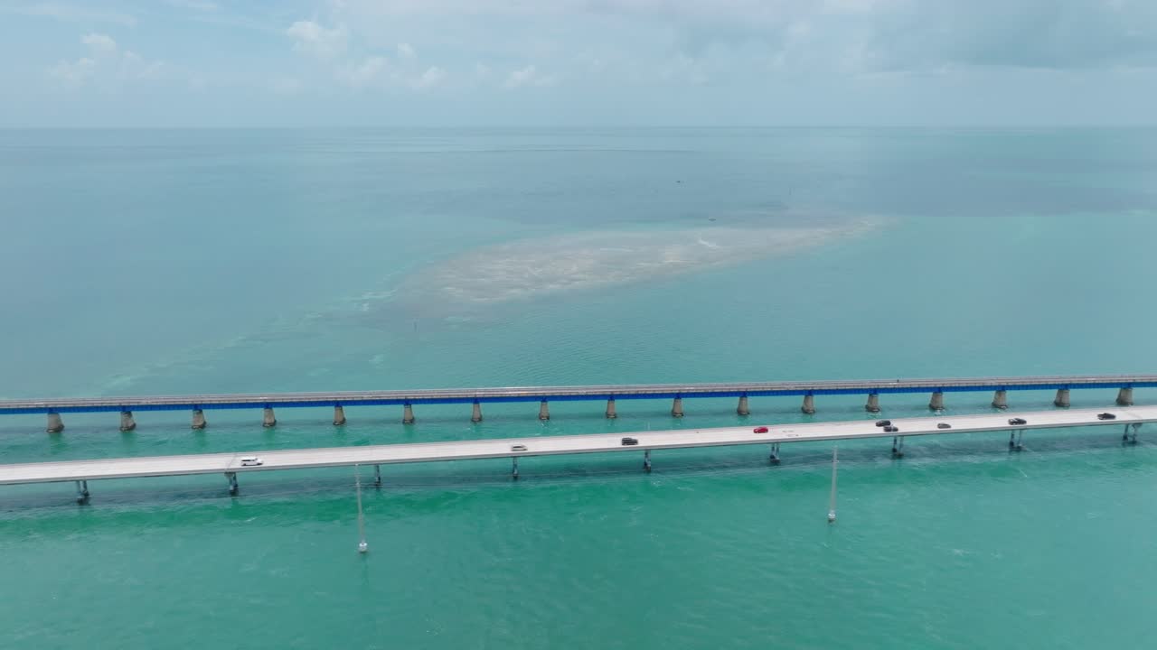 플로리다 키스의 7 마일 다리를 따라 자동차를 추적하는 공중 추적  ⁇