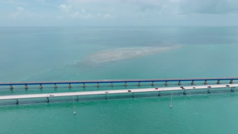 Luftaufnahme-Der-Verfolgung-Von-Autos-Entlang-Der-Seven-Mile-Bridge-In-Den-Florida-Keys