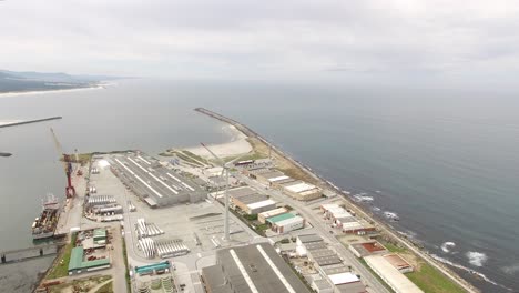 Seelandschaft-Mit-Strand-Und-Meer-Windmühlen-Luftbild