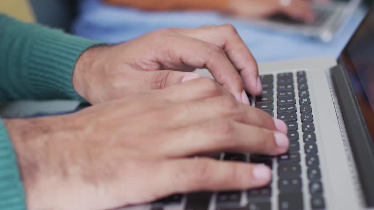 sección media del hombre usando una computadora portátil