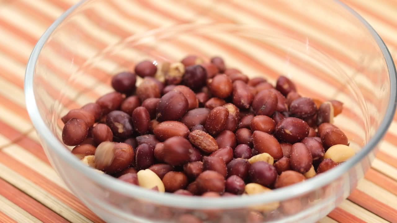 유리 그에 구운 땅콩