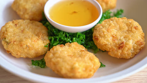 Deep-fried-shrimp-cakes-with-sweet-sauce