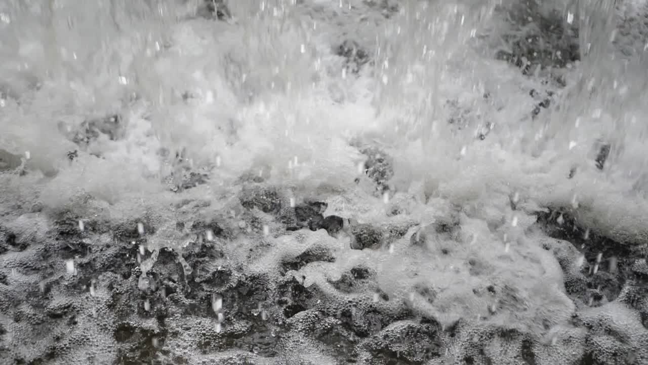 지붕에서 내리는 폭우, 극적인 날씨