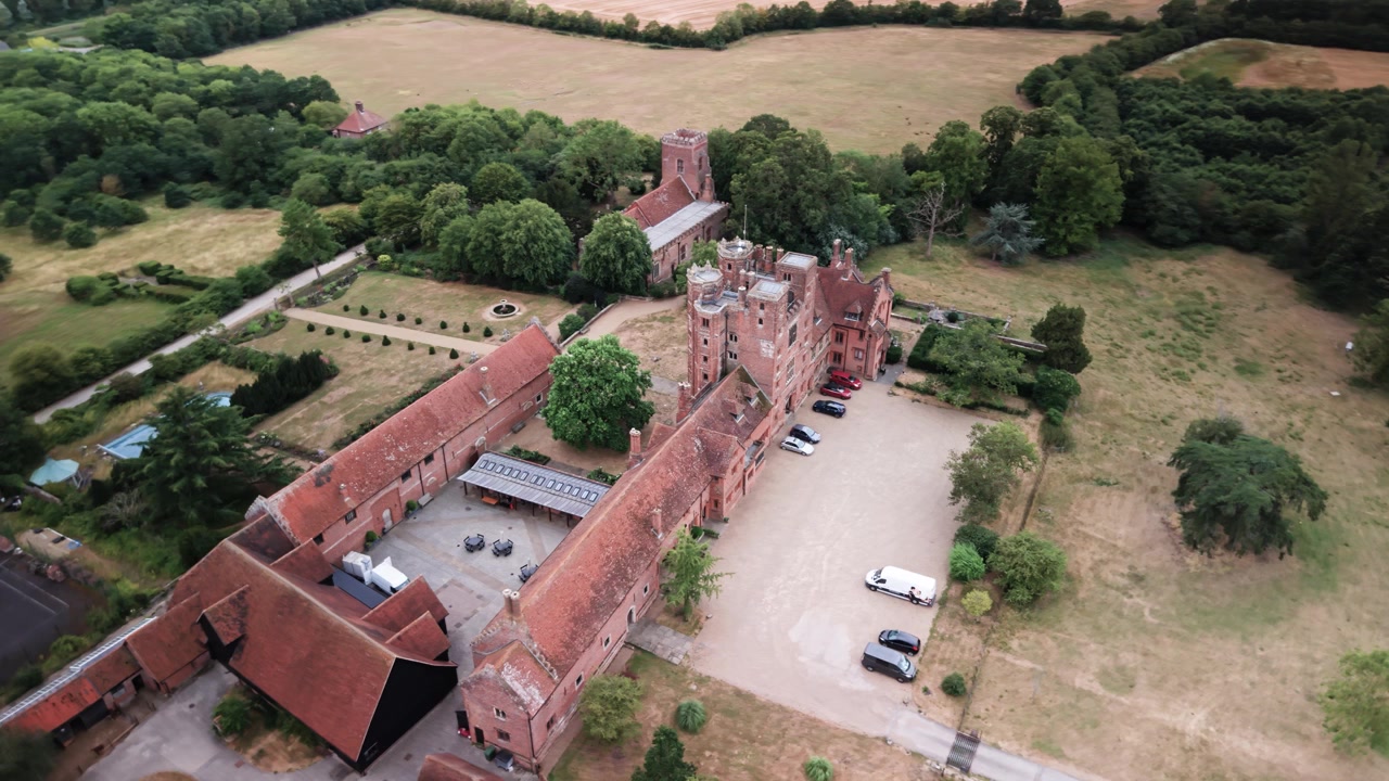 Ripresa aerea dall'alto di Layer Marney Tower, un magnifico palazzo Tudor e corpo di guardia circondato da giardini e campagna nell'Essex, Regno Unito. Adatto per documentari di viaggio e storici