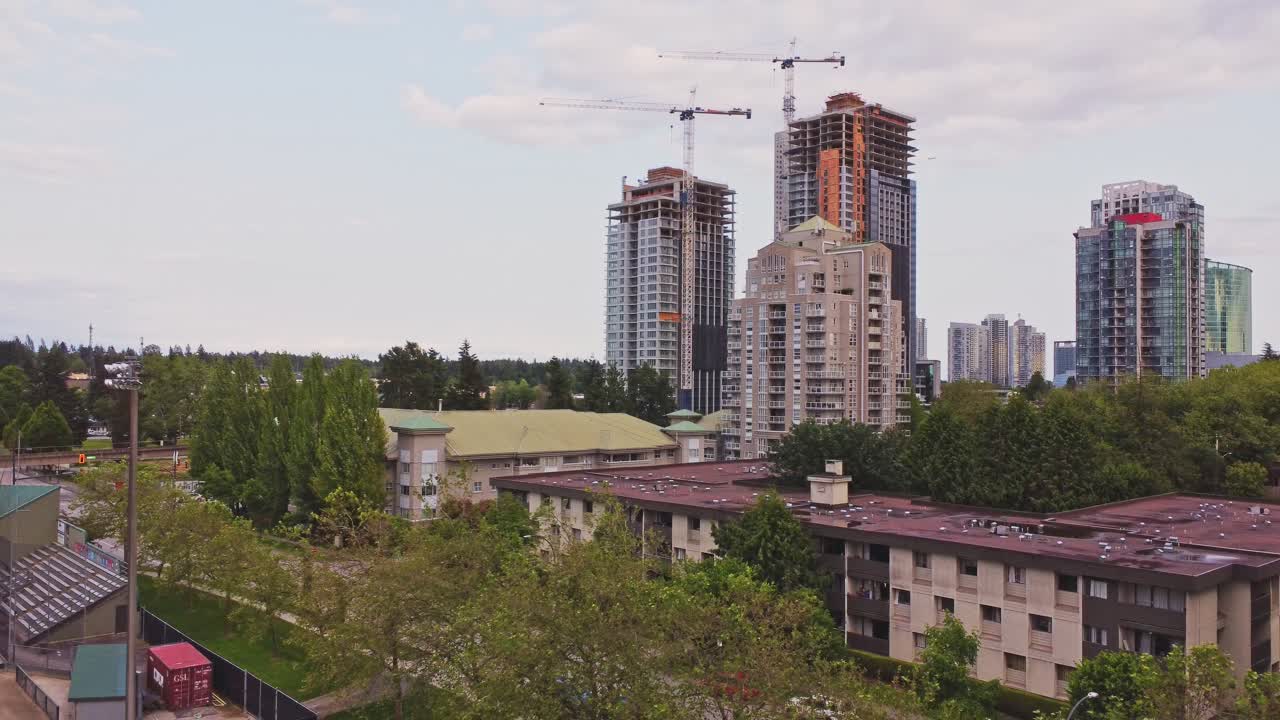 un exuberante paisaje urbano de altos rascacielos, apartamentos, condominios y ayuntamiento en surrey, bc revelado desde una perspectiva aérea
