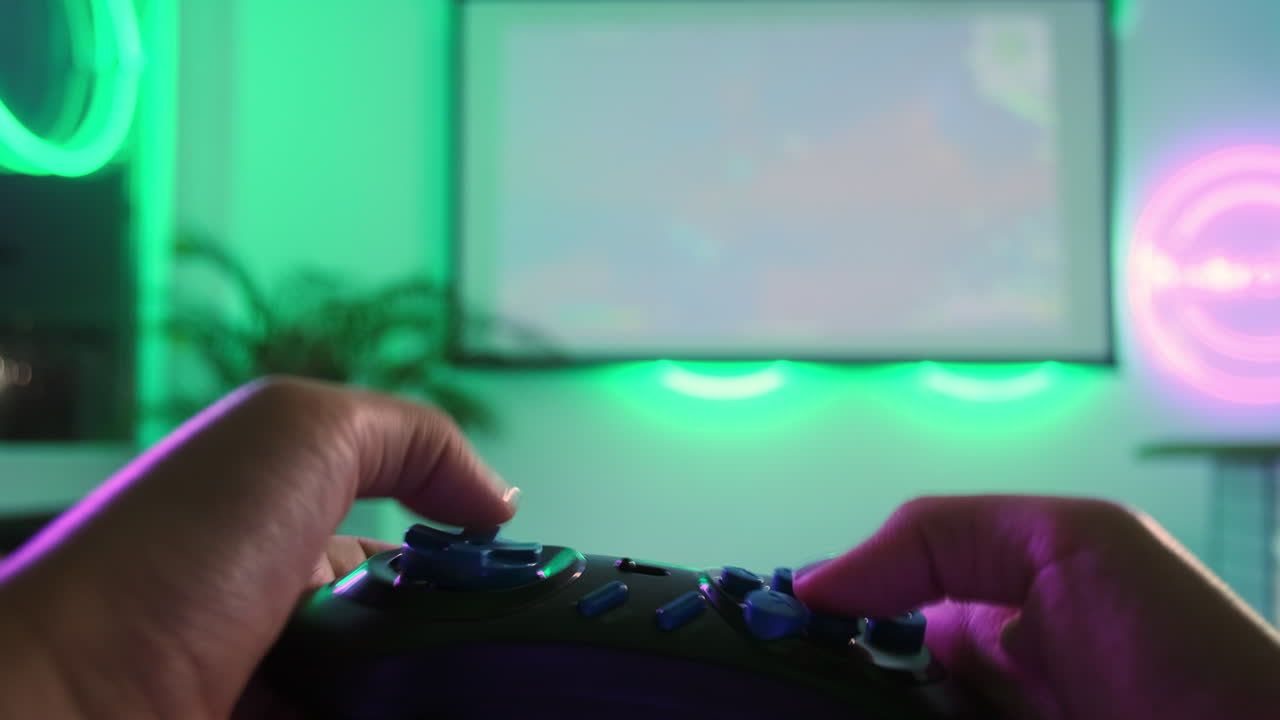 persona jugando a un videojuego con el controlador