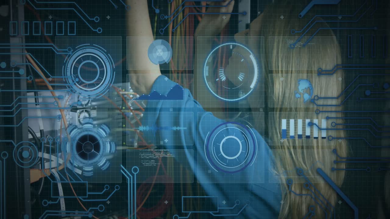 animación de escáner redondo y procesamiento de datos sobre ingeniera caucásica que trabaja en la sala de servidores