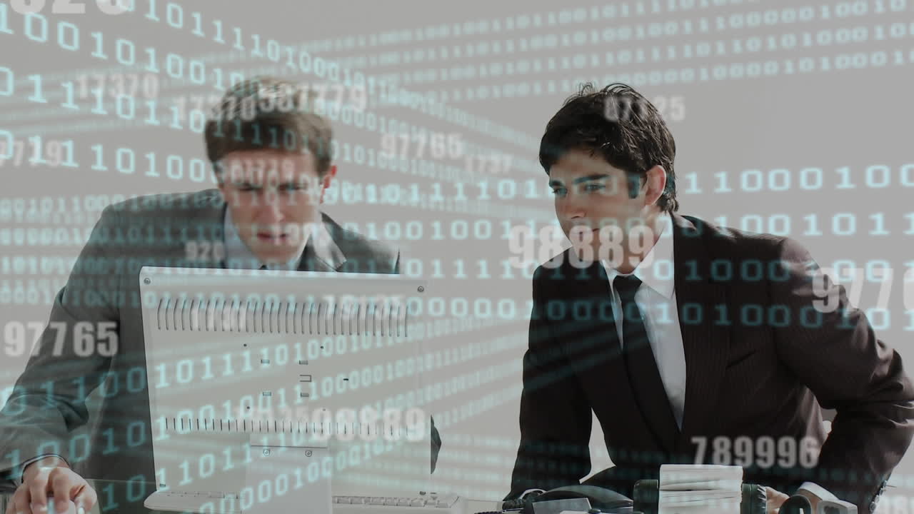 composición digital de procesamiento de datos de codificación binaria contra dos hombres de negocios que usan computadoras portátiles