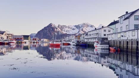 Ruhiges-Fischerdorf-Auf-Den-Lofoten-In-Der-Abenddämmerung-Mit-Ruhigem-Wasser-Und-Bergkulisse