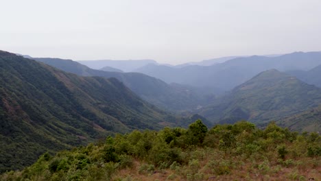 Valle-De-Montaña-Cubierto-De-Bosques-Verdes-Y-Nieblas-Por-La-Mañana-Desde-Un-ángulo-Plano