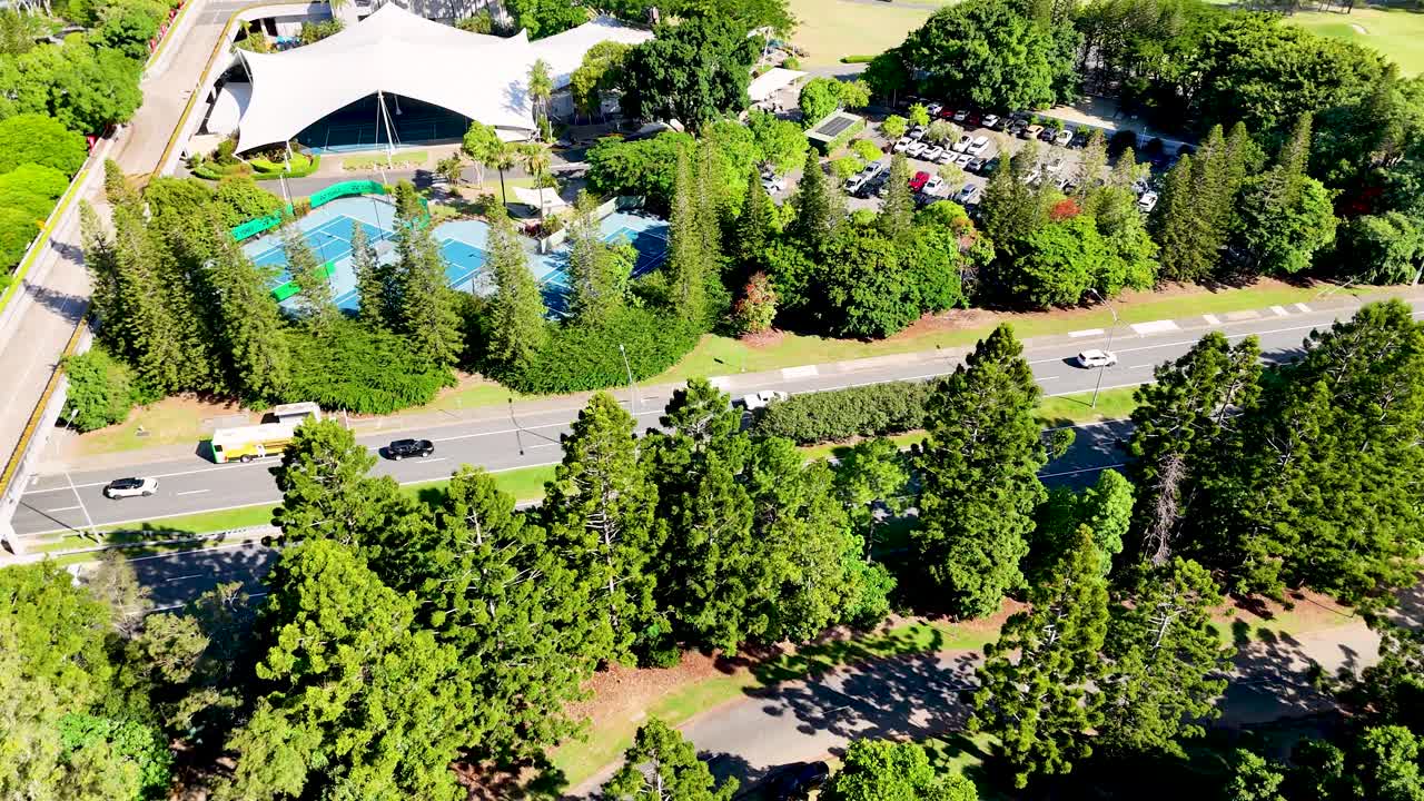 테슬라 자동차가 경치 좋은 공원 도로를 항해합니다.