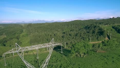 Las-Torres-De-Transmisión-Aún-Tienen-Un-Papel-Importante-En-Nuestro-Planeta-Verde,-Pero-Las-Fuentes-De-Energía-Renovable-Pueden-Causar-Un-Gran-Impacto-En-Las-Empresas-De-Energía-Que-Aún-Utilizan-Métodos-Antiguos-Para-Vender-Electricidad.