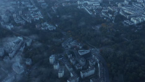 Blick-Aus-Der-Vogelperspektive-Auf-Mehrstöckige-Gebäude-In-Einer-Von-Park-Umgebenen-Wohnsiedlung.-Morgendlicher-Blick-Durch-Lichten-Nebel-Oder-Tiefe-Wolken.-Warschau,-Polen